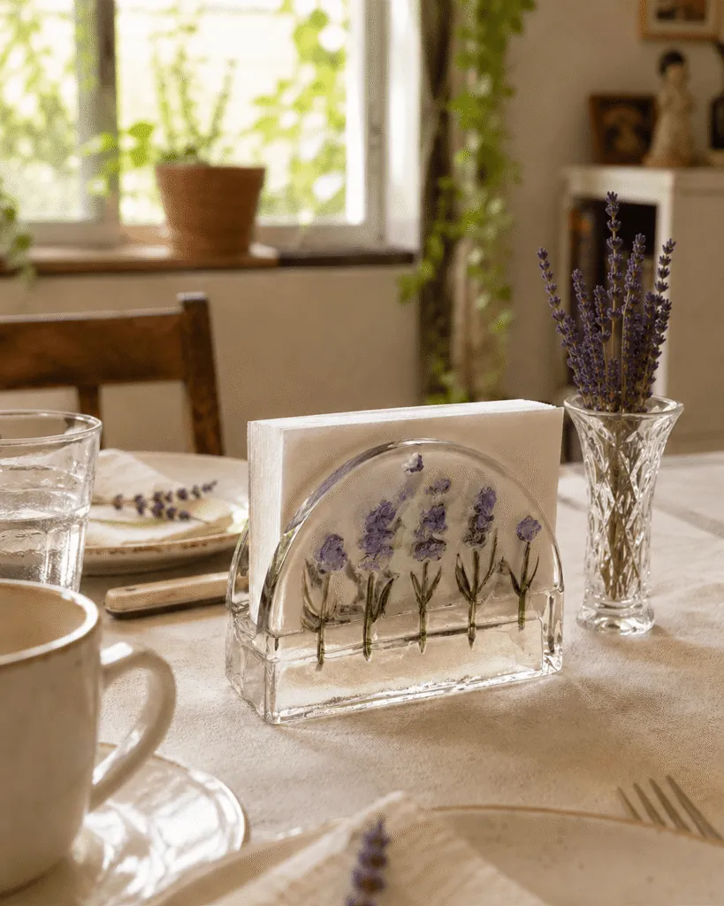 Mesa posta decorada com a cor lavanda na tendência de decoração