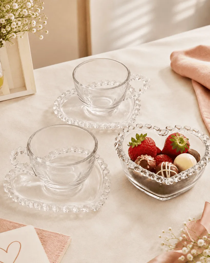 Xícaras de cristal com pires de coração e bowl de cristal coração com morangos e bombons como presente